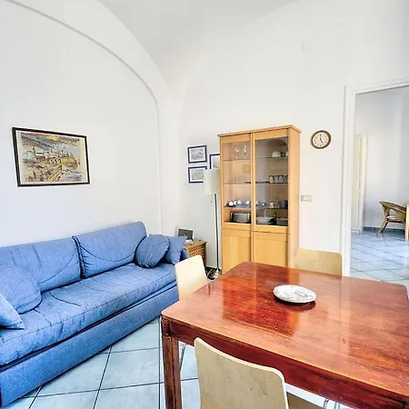 Sleeps 4 Air Con Wifi